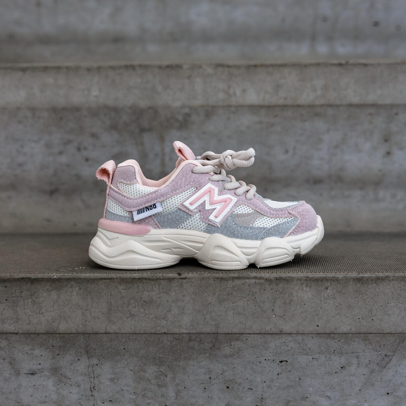 Zijaanzicht van de Flexxerz Pink – comfortabele roze kindersneaker voor meisjes met sportieve pasvorm