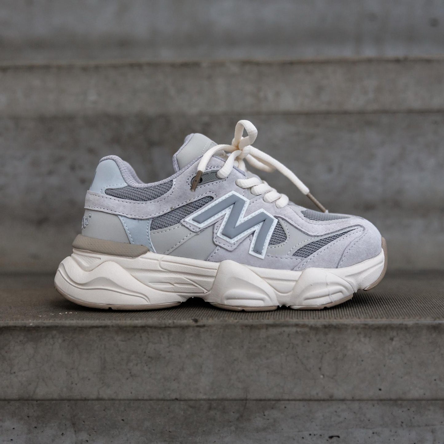 Zijaanzicht van Styloz Ivory beige kindersneaker met stevige zool en ademend materiaal