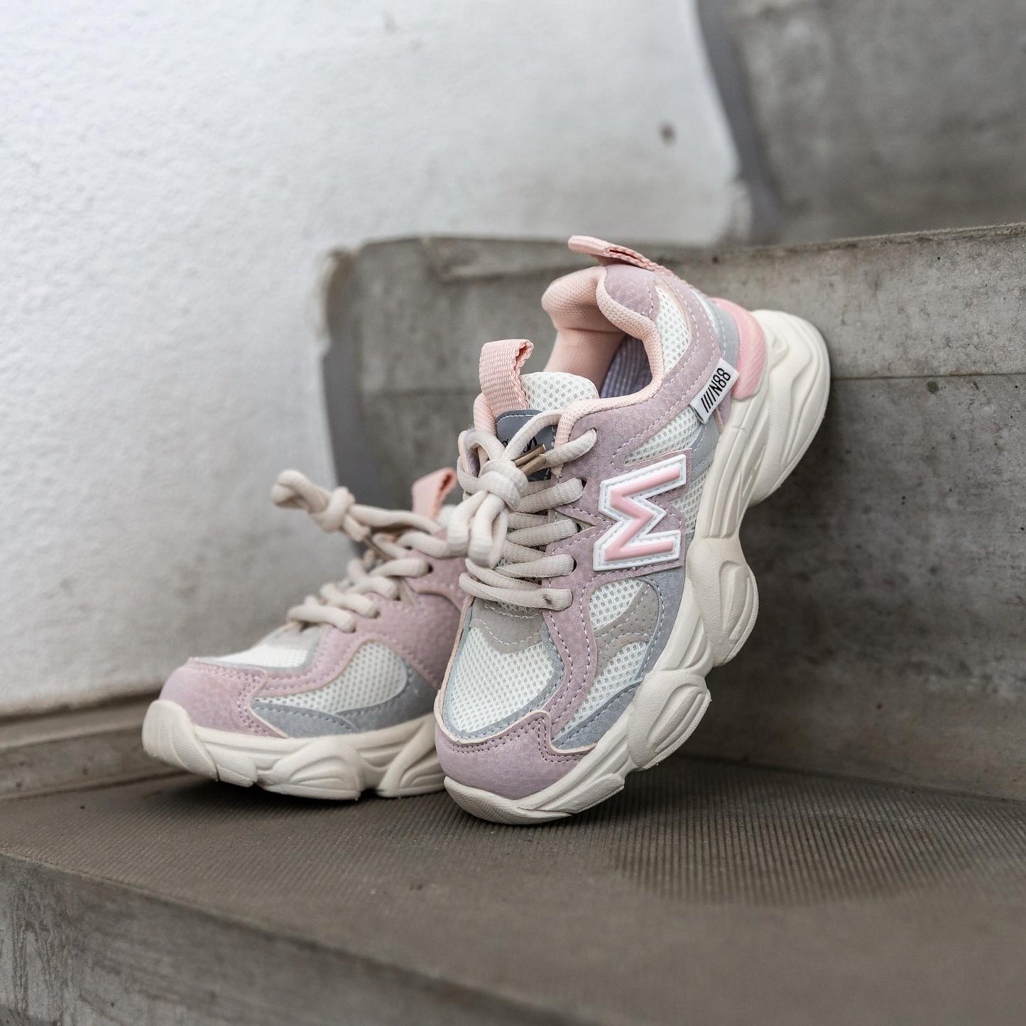 Bovenaanzicht van de Flexxerz Pink meisjesschoen – moderne witte sneaker met roze details, ideaal voor dagelijks gebruik