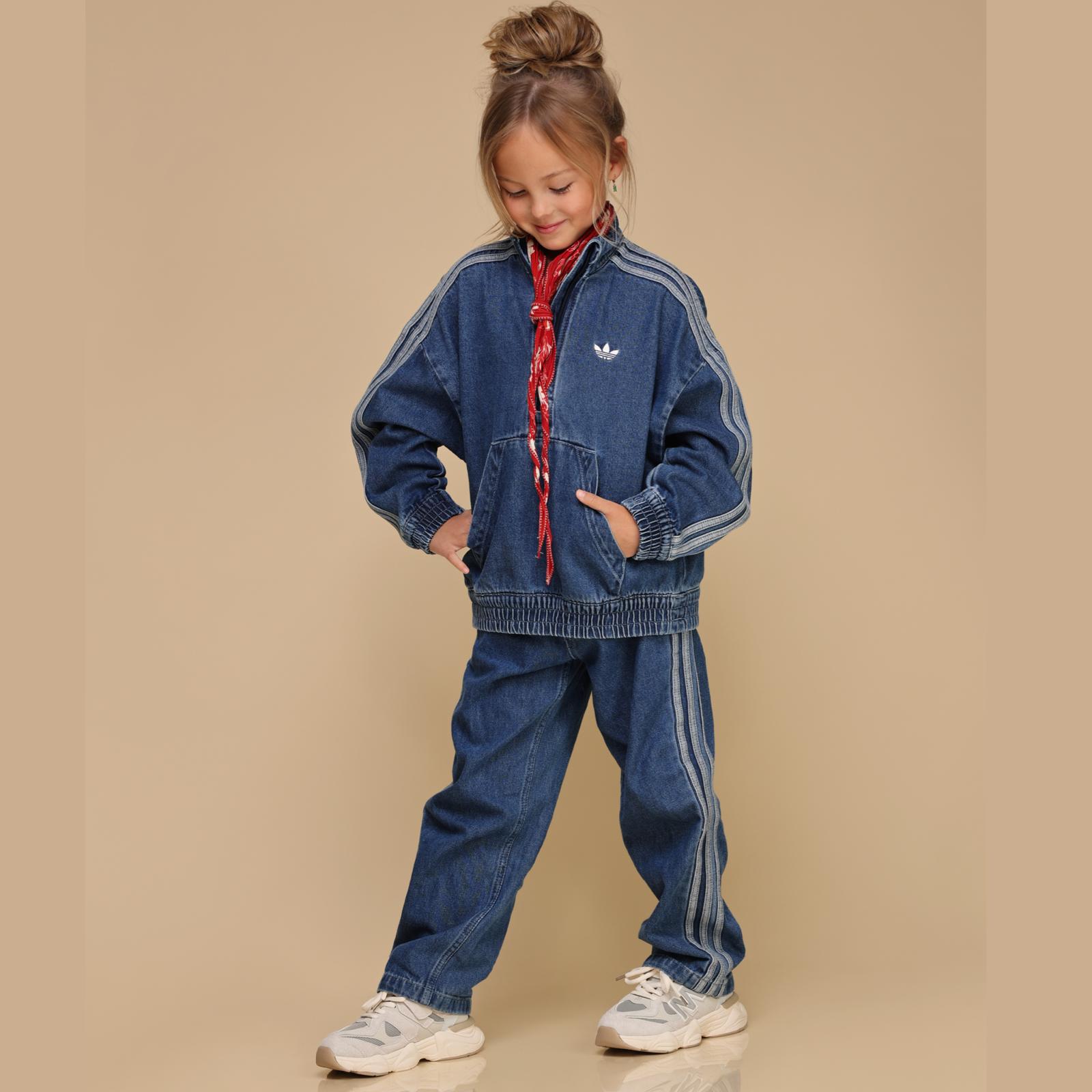 Meisje met beige LilPataz kindersneakers en stoer Adidas-jeanspak – vooraanzicht