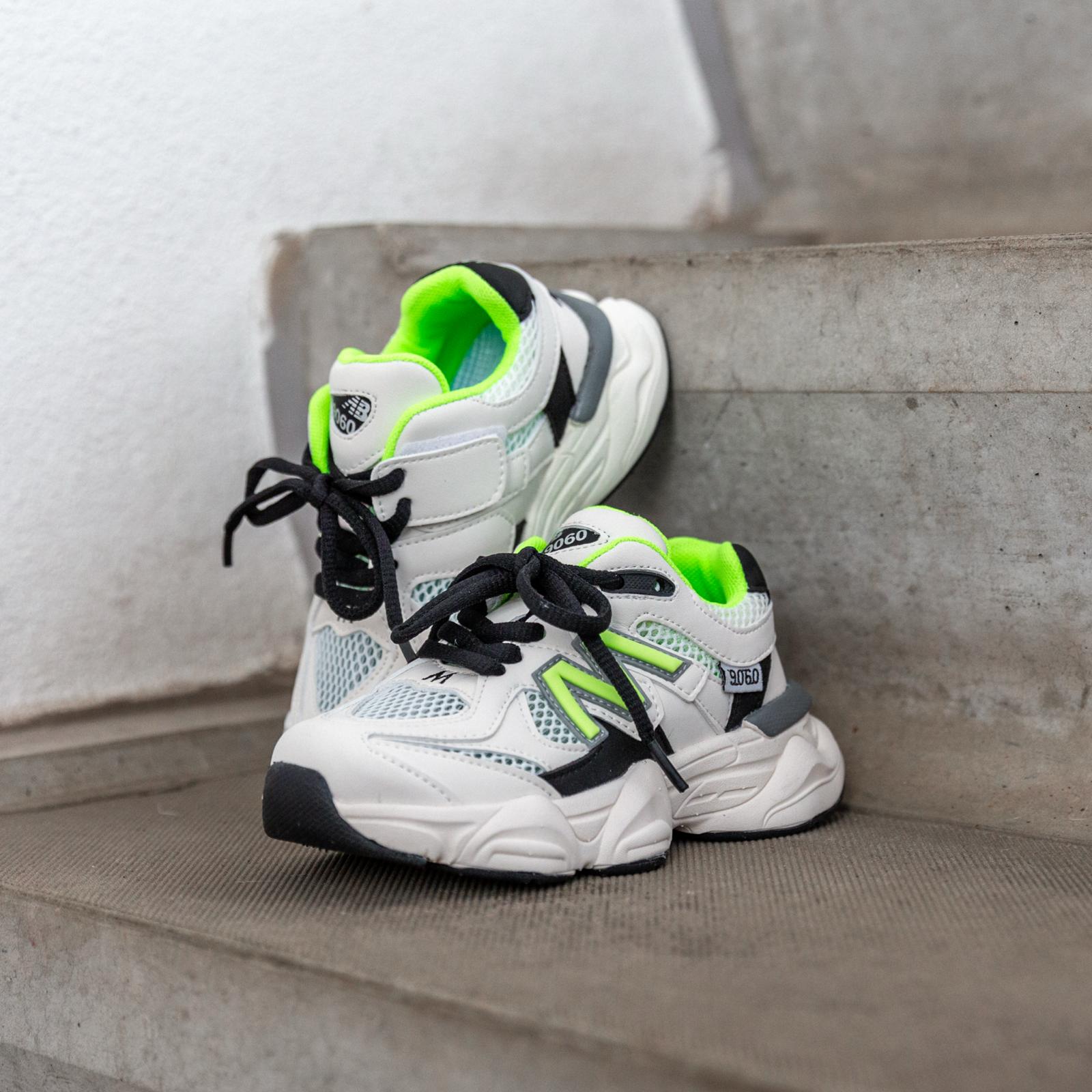 Detail van de LilPataz Styloz witte kindersneaker met groen logo