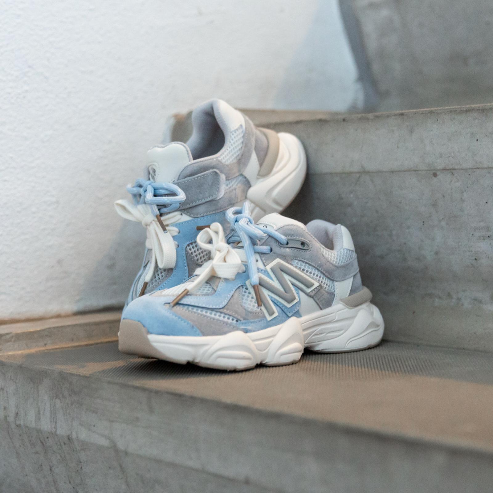 Styloz Blue Steel kindersneakers gedragen, zijaanzicht staand in urban setting