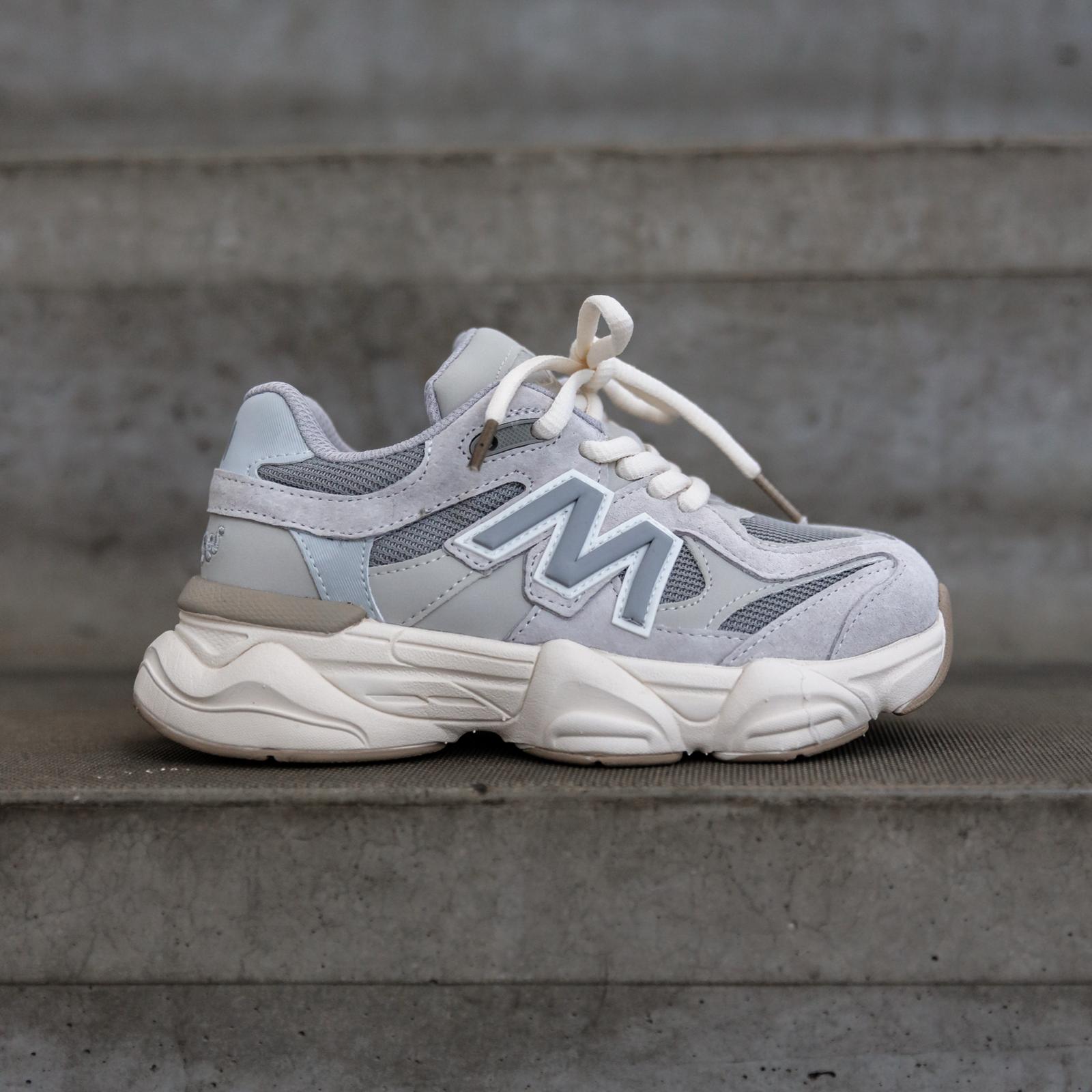 Zijaanzicht van Styloz Ivory beige kindersneaker met stevige zool en ademend materiaal