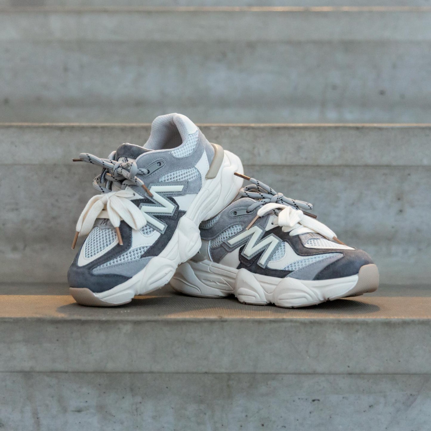 Styloz Moonstone Grey kindersneakers vooraanzicht op betonnen trap in urban setting