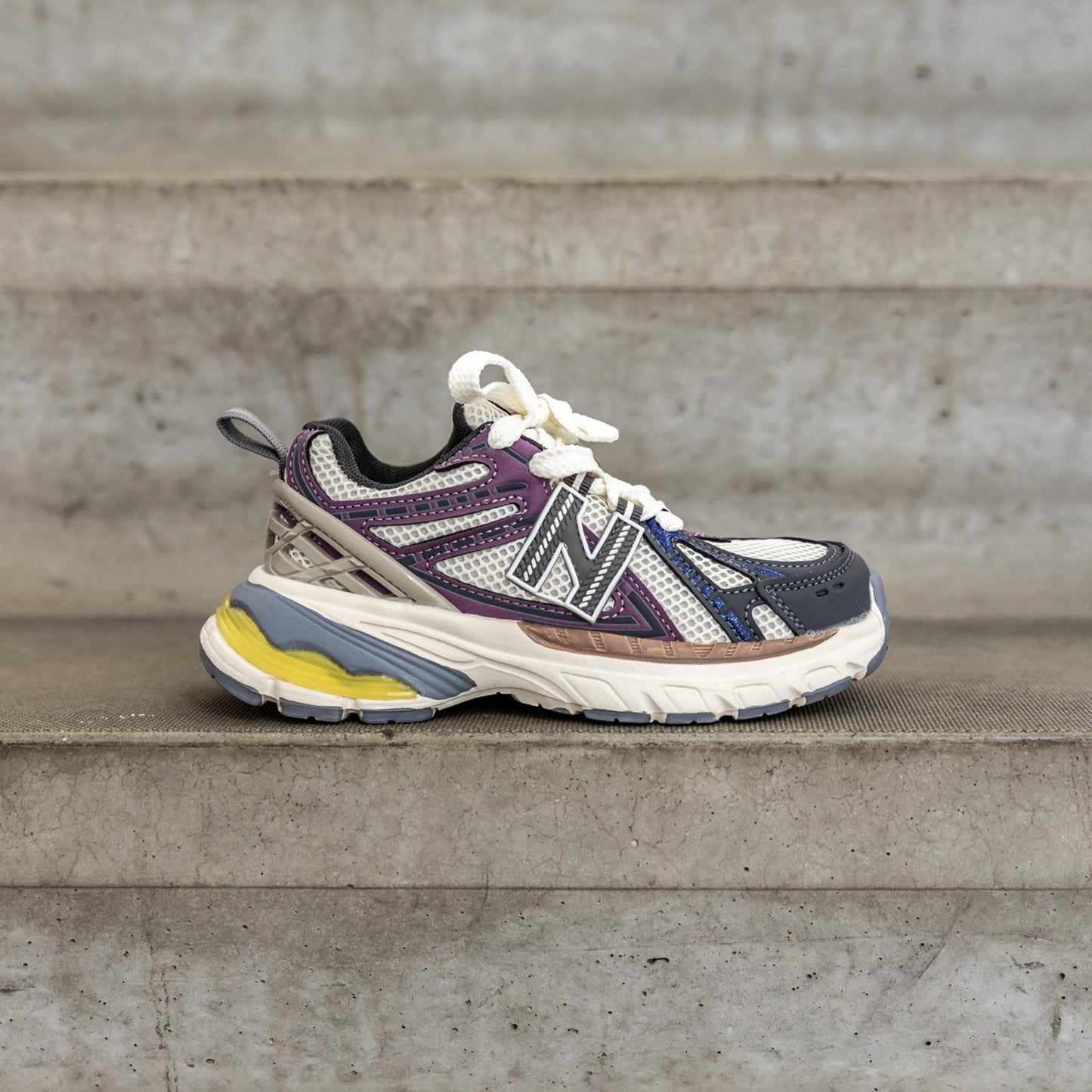 Zijaanzicht van de Twistz Purple kinderschoen – trendy paarse sneaker met stevige zool en sportieve look